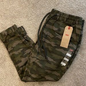 Womens - Levi’s Camo Joggers (casual not athletic) - size XL- NWT